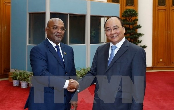 Премьер Вьетнама принял министра транспорта и коммуникаций Мозамбика 